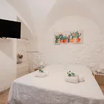 Guesthost - Casa Gioia - Tiny & Daire Ostuni